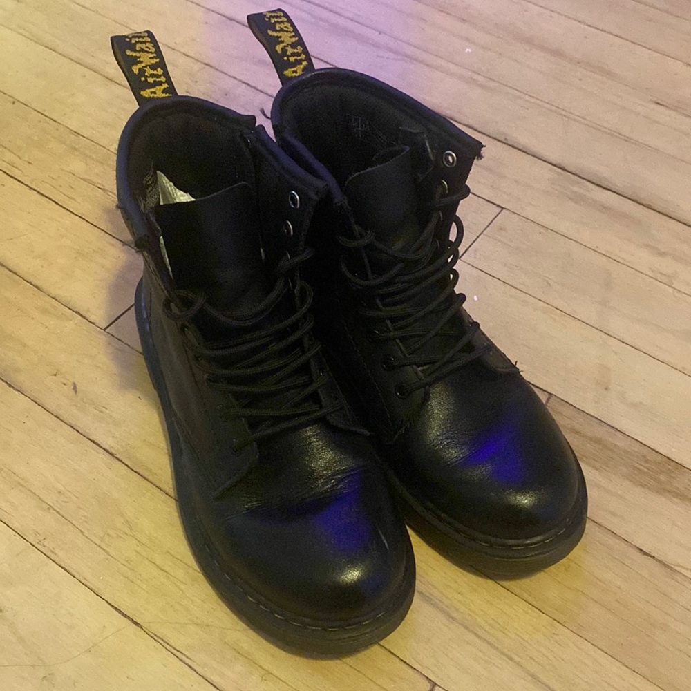 These dr. martens are rarley worn and farley new!